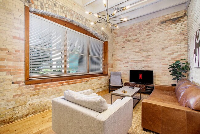 Foto del edificio - 110 N Harbor Dr