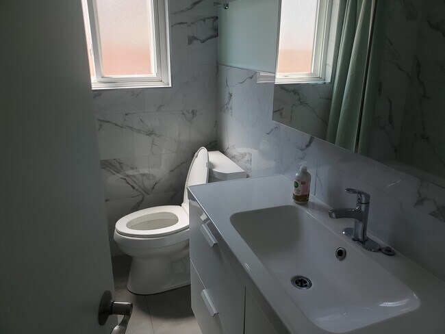 Foto del edificio - 12850 Moorpark St