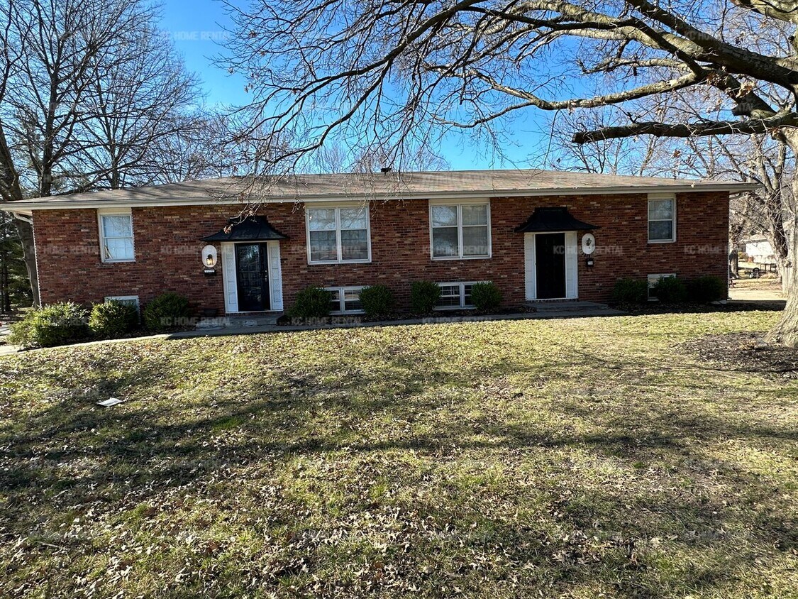 Cozy 4 bed 2 bath duplex in Blue Springs! Condo for Rent in Blue