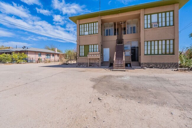 Foto del edificio - 705 E University Blvd