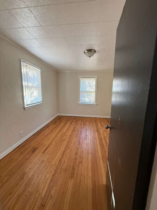 Foto del edificio - "Charming 3-Bedroom, 1 bath Riverview Retreat with Hardwood Floors & Unfinished basement!"  Ready...