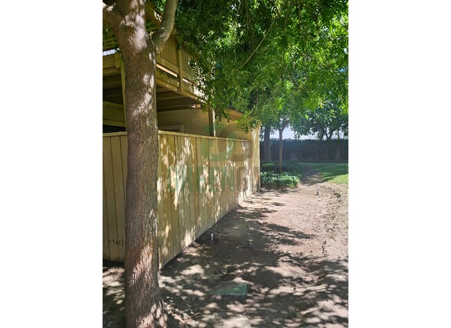 Building Photo - Charming 2 bedroom condo available in Mode...
