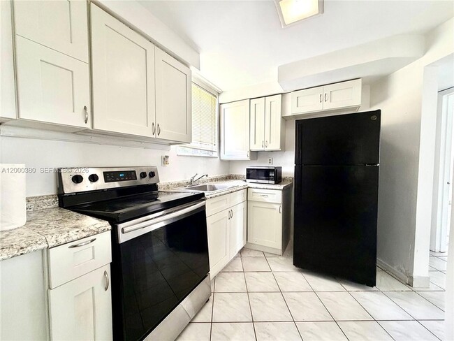 Building Photo - 1701 NE Miami Gardens Dr