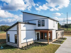 Building Photo - 2307 Abbey Wy