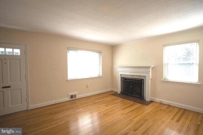 Foto del edificio - 5915 Ryland Dr