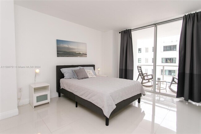 Foto del edificio - 6365 Collins Ave