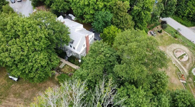 Building Photo - 14 Schoolhouse Ln