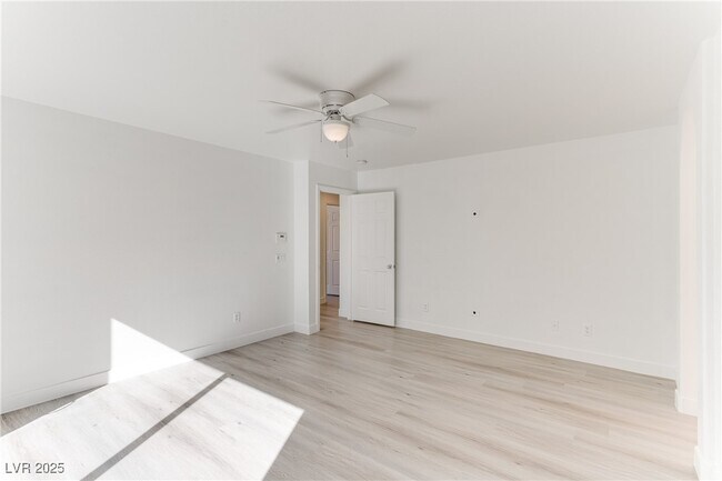 Foto del edificio - 523 Moses Lake Ct