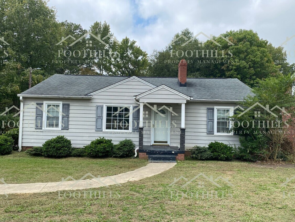 Foto principal - 3-Bed Ranch with Spacious Yard and Modern ...