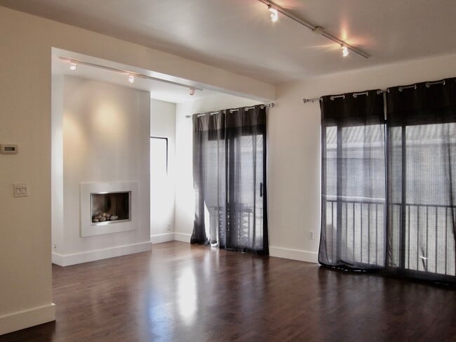 Living area - 18 Boardman Plz