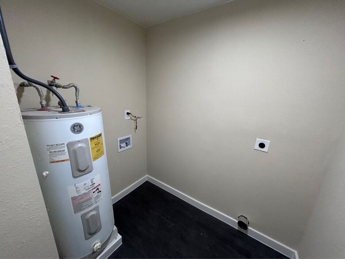 Foto del edificio - 7918 Woodlyn Rd