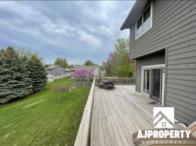 Building Photo - 3105 S Dawley Cir