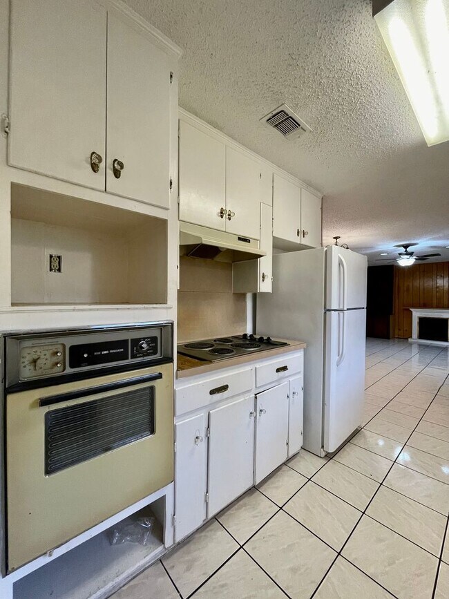 Foto del edificio - Spacious 4 Bedroom Home with multiple livi...