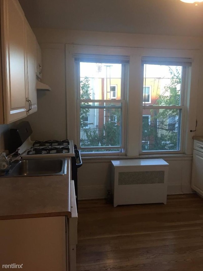 Building Photo - 2 br, 1 bath  - 2061 32nd St