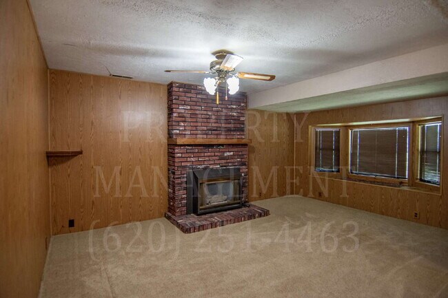 Foto del edificio - 3-Bed, 1.5-Bath with Detached Dual-Access ...