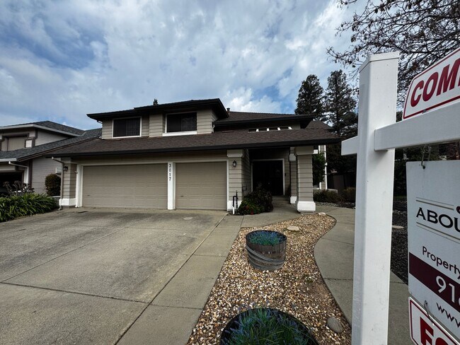 Foto del edificio - BEAUTIFUL 2 STORY 4 BD, 3 BATH, 3 CAR GARAGE, WITH POOL!