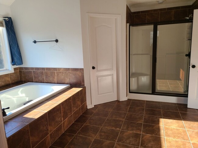 Foto del edificio - 5 bedroom/4 bathroom home available to rent in Fortson!