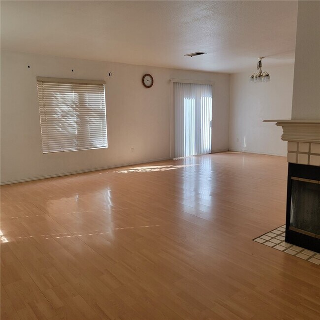 25136 Steinbeck Ave Unit B, Stevenson Ranch, CA 91381 Condo for Rent