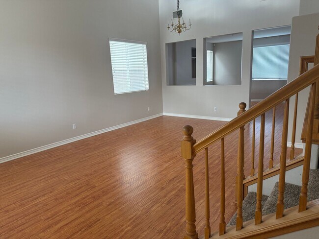 Foto del edificio - Updated home near Sycamore Canyon available for lease