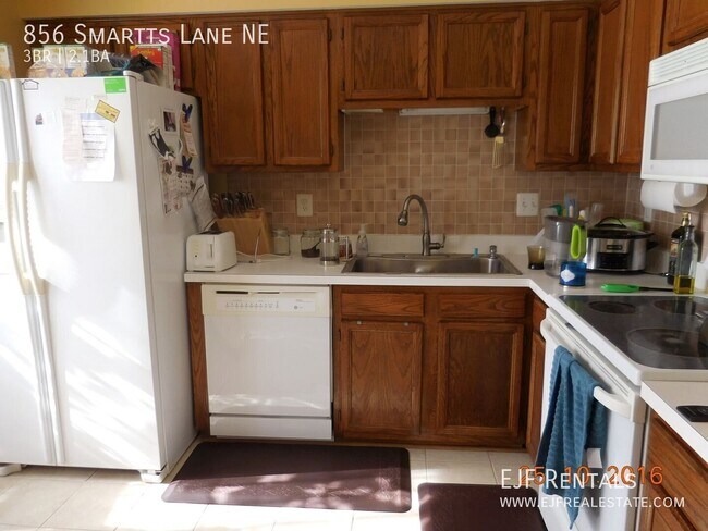 Foto del edificio - 856 Smartts Ln NE