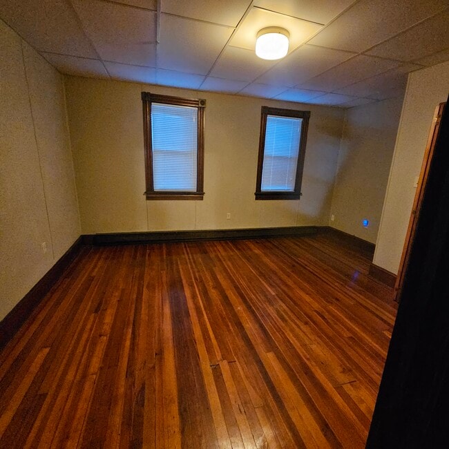 Front Bedroom 1 - 186 E Main St
