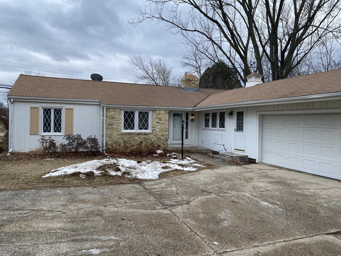 Primary Photo - 251 E Fox Dale Rd