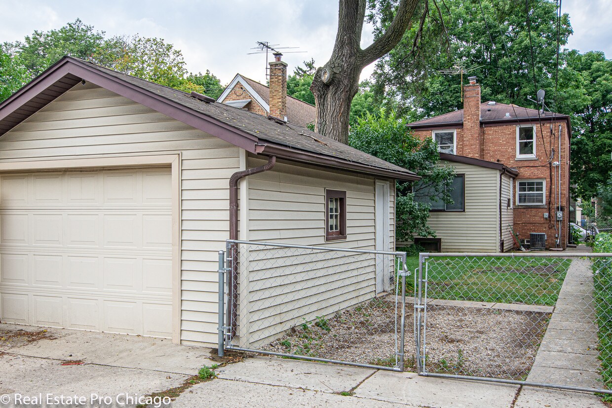 Building Photo - 3649 N Plainfield Ave