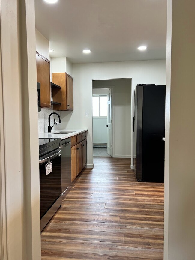 Kitchen w/ new appliances - 6215 S Sterne Pky