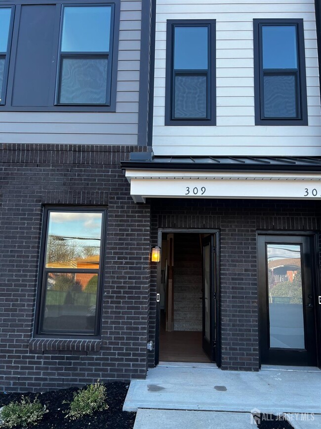 Building Photo - 309 Lyla Ln