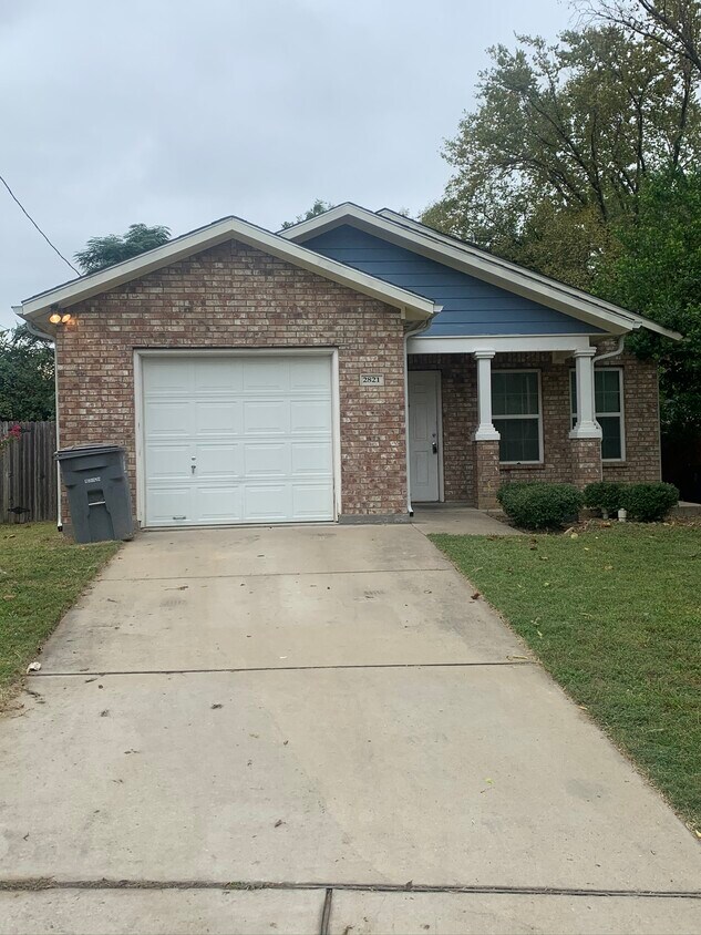 Foto principal - 2821 Rochester St