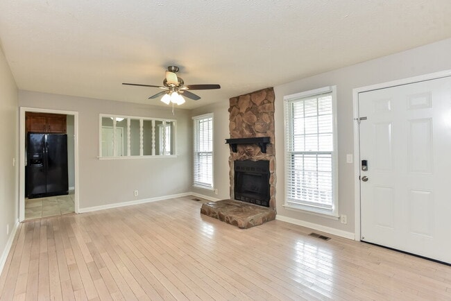 Building Photo - 702 Valley Green Dr