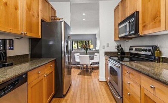 Building Photo - Gorgeous Two-Bedroom Condo with Golf Cours...