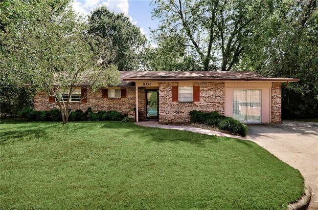 Front Exterior - 901 West Bel Air Drive