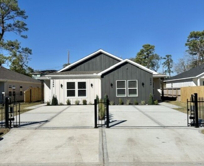 Building Photo - 2444 Carmel St