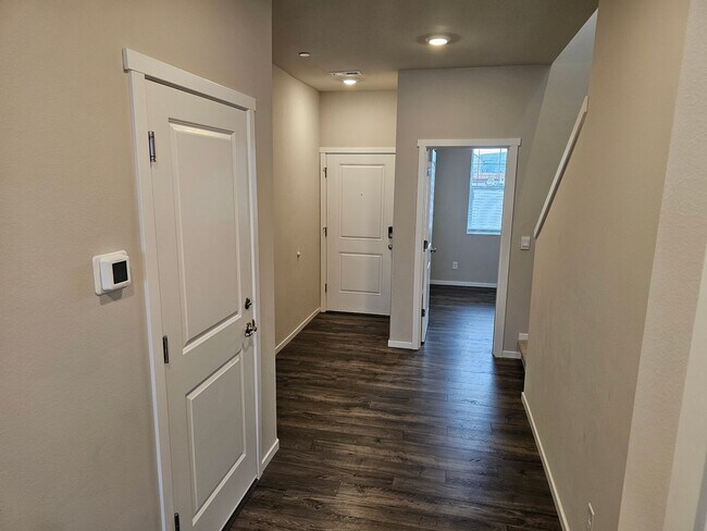 Building Photo - New 4 Bed Home In Puyallup!