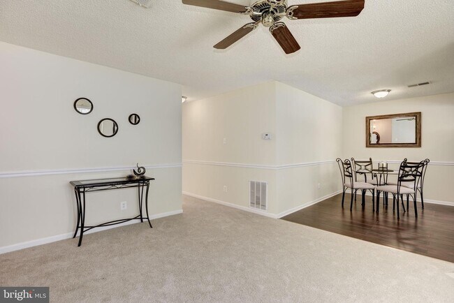 Foto del edificio - 12112 Green Leaf Ct