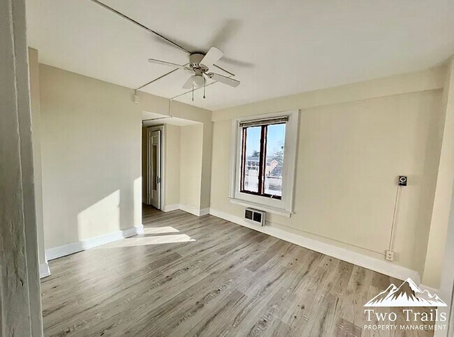 Building Photo - CHARMING DOWNTOWN CONDO - WALK EVERYWHERE!