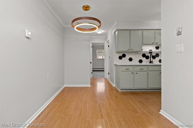 Foto del edificio - 15249 E 9 Mile Rd