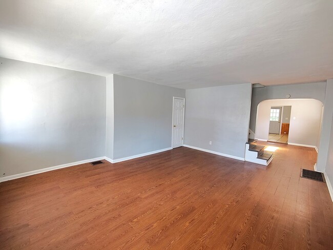 Building Photo - *Spacious & Updated 2BD/2BA Single Family ...
