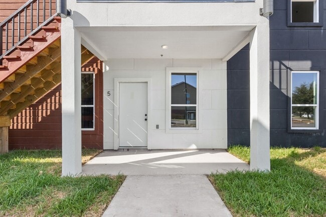 Building Photo - 225 E New Hampshire St