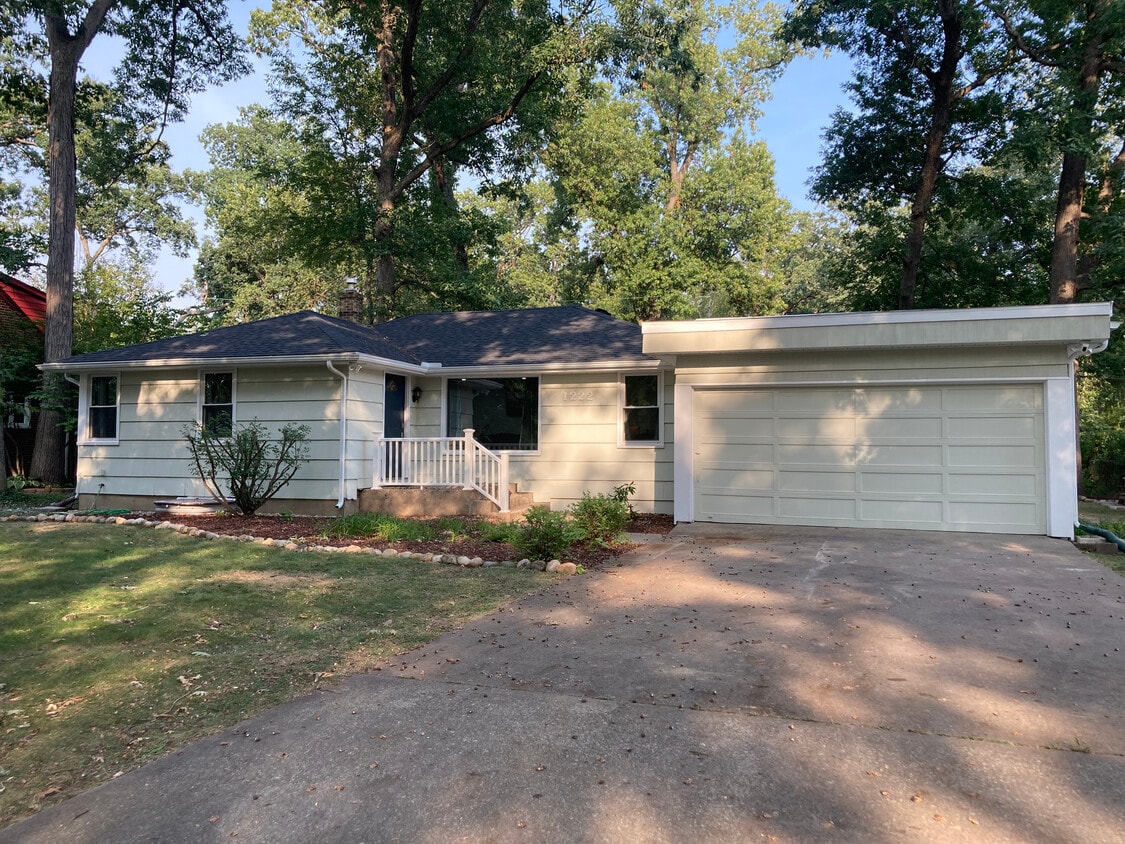 Primary Photo - 1222 White Oak Dr