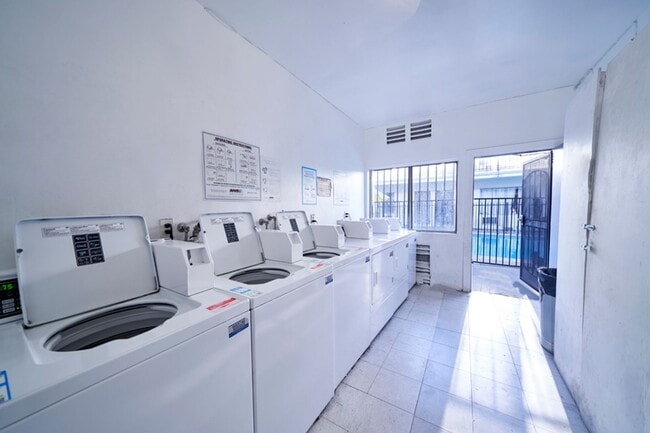 Foto del edificio - 20445 Saticoy St
