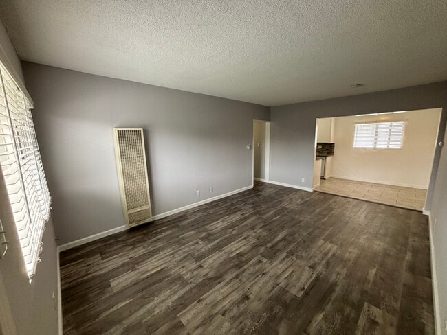 Foto del edificio - 3313 Artesia Blvd