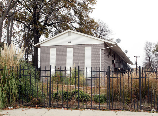 Building Photo - Granville Oaks Apts