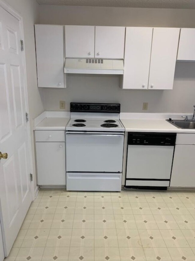 Building Photo - 2 BED 2 BATH CONDO ON BOTTOM FLOOR AT MYRT...