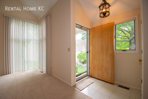Building Photo - Elegant and Spacious Maint-provided Townho...