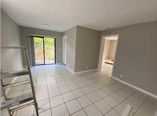Foto del edificio - 4734 Summit Blvd