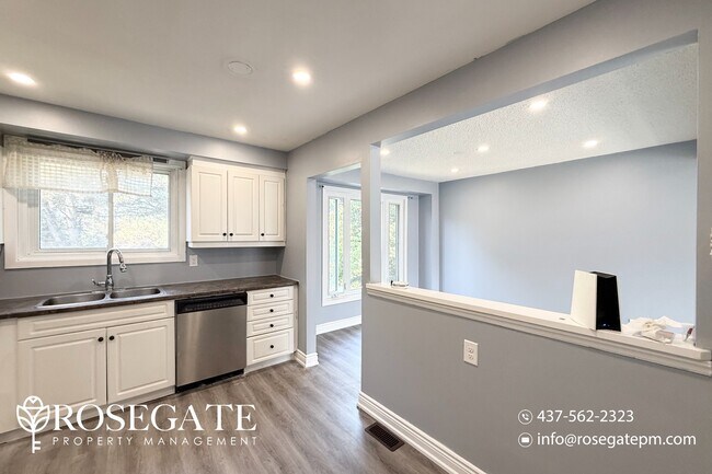 Photo du bâtiment - Spacious 3-Bedroom Townhome in Central Whi...