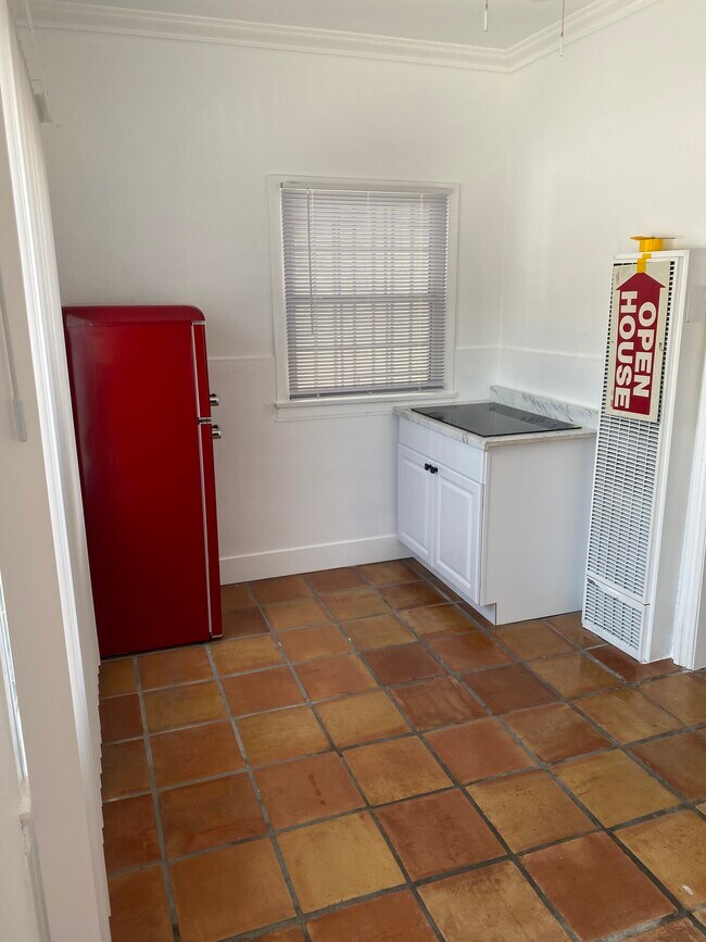 Foto del edificio - 3046 E 7th St