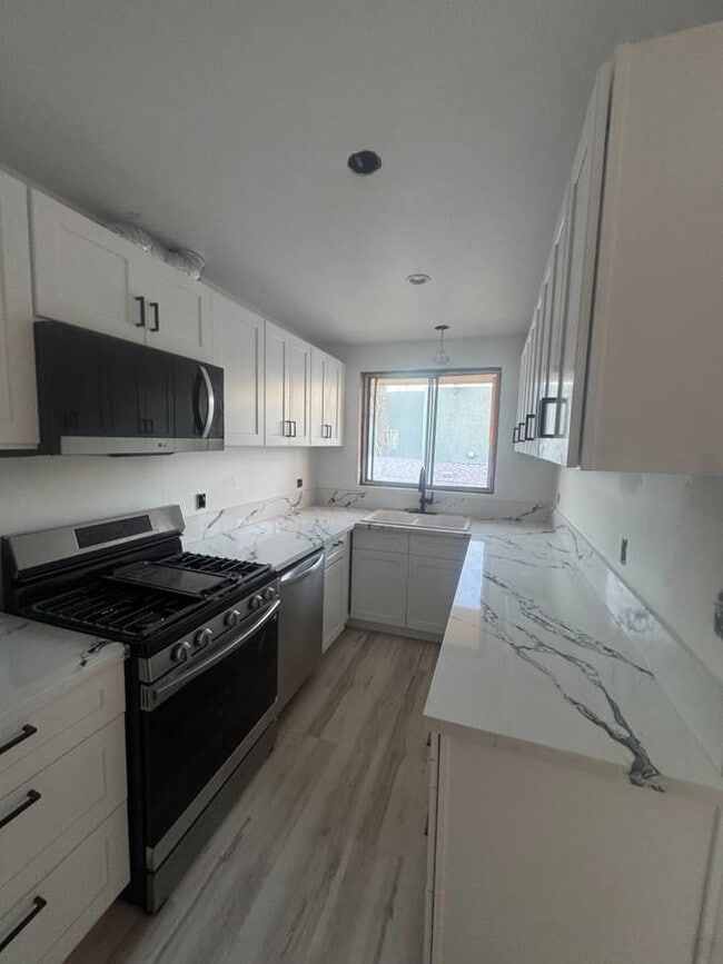 Building Photo - 522-528 N Alexandria Ave